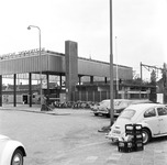 824988 Gezicht op de parkeerplaats bij het N.S.-station Amsterdam Sloterdijk te Amsterdam.